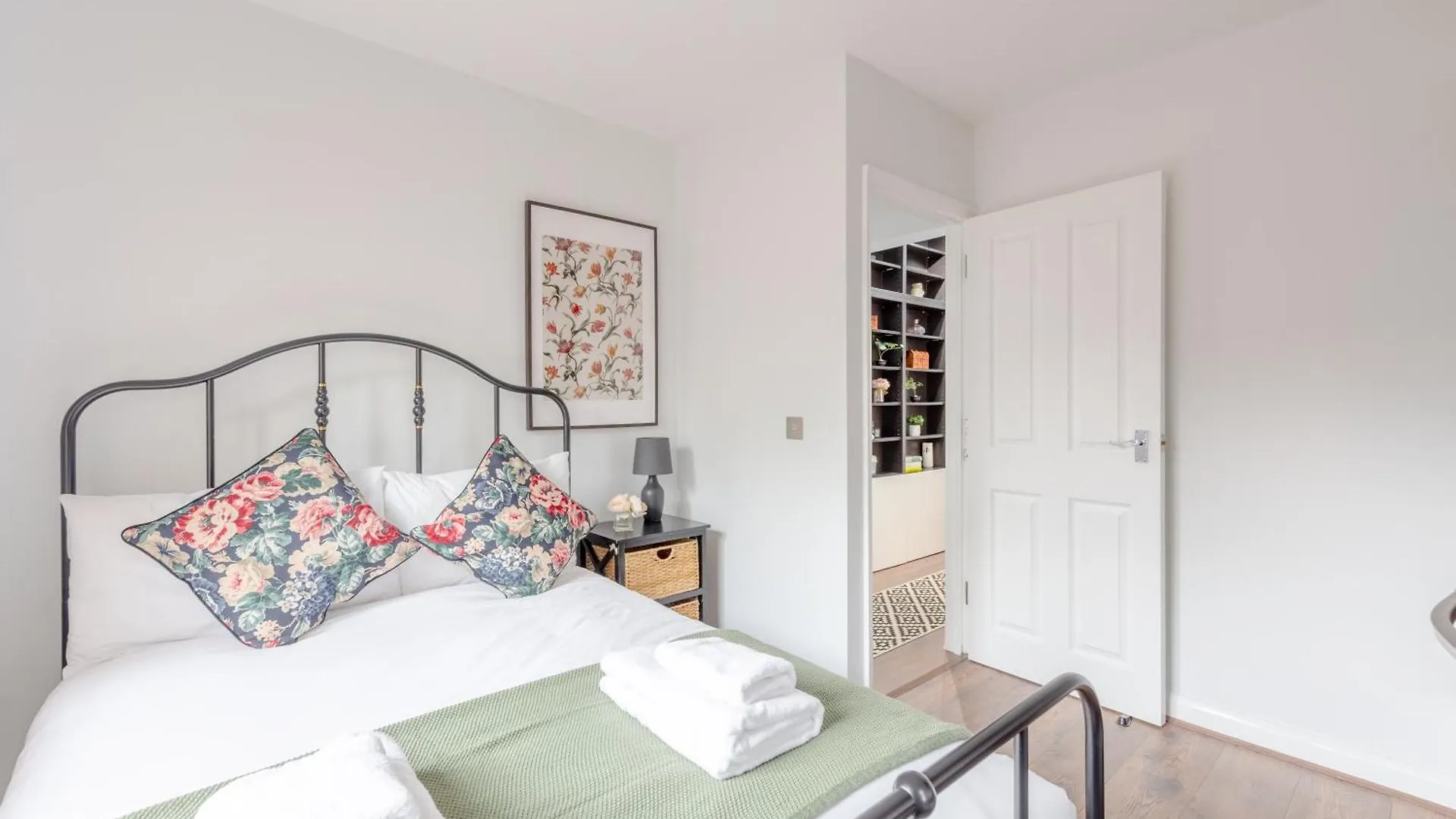 Inviting & Spacious 3Bd Flat - Shadwell London 0*,  United Kingdom