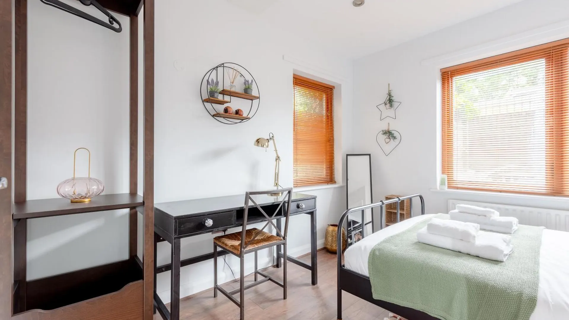Inviting & Spacious 3Bd Flat - Shadwell London 0*,  United Kingdom